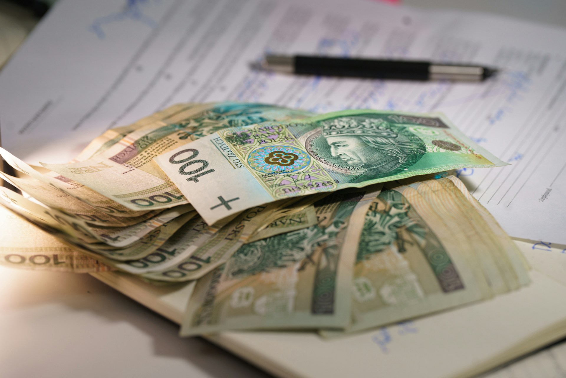 Zdjęcie banknotów stu złotowych